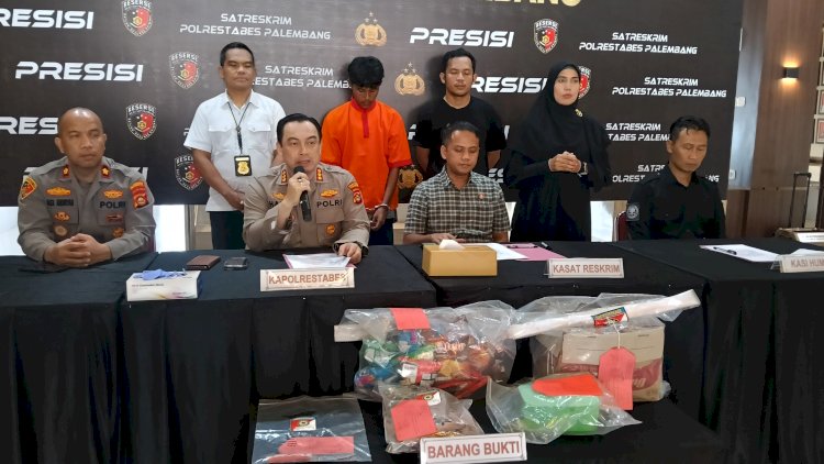 Konferensi pers kasus pembunuhan pemilik warung di Palembang. (ist/rmolsumsel.id) 