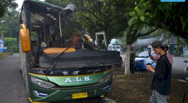 Warga melihat kondisi Bus ALS (Antar Lintas Sumatera) yang hancur akibat kecelakaan di Padang Panjang, Sumatera Barat, Selasa, 6 Mei 2025 (ANTARA FOTO/Iggoy el Fitra)