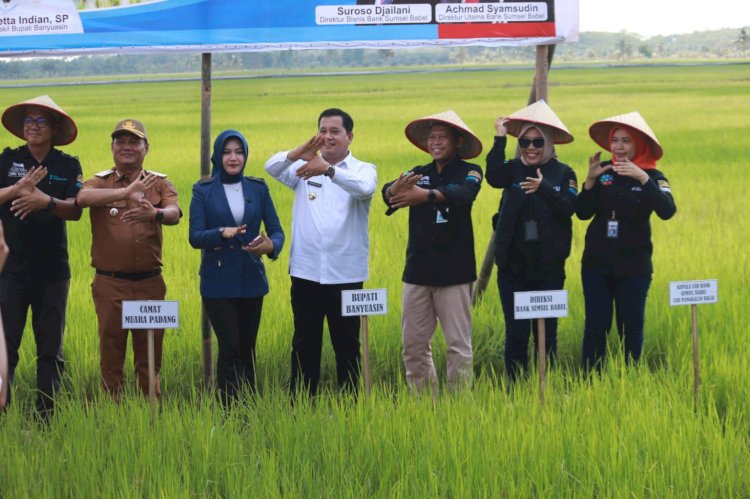 Bupati Banyuasin Askolani bersama jajaran Direksi Bank Sumsel Babel dalam kegiatan penyaluran KUR untuk petani. (ist/rmolsumsel.id) 