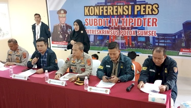 Wadir Reskrimsus Polda Sumsel AKBP Listiyono SIK didampingi Kasubdit IV Tipidter AKBP Ahmad Budi Martono saat merilis ungkap kasus pembalakan liar.  (ist/rmolsumsel.id) 