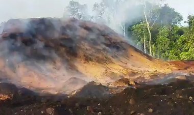 Swabakar batu bara yang terjadi di areal stockpile PT Sriwijaya Tansri Energi (STE). (handout/rmolsumsel.id) 