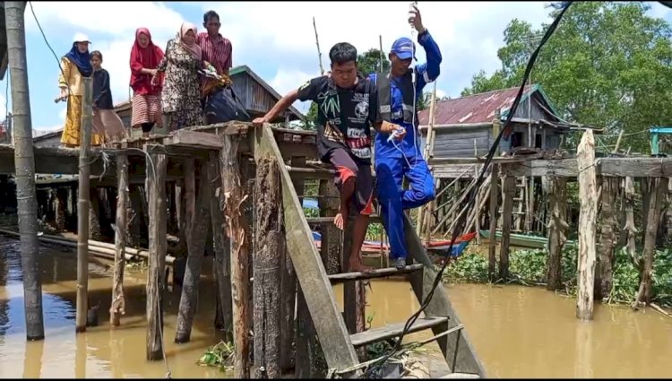 Evakuasi penderita Tiroid oleh petugas Ditpolairud Polda Sumsel.  (ist/rmolsumsel.id) 