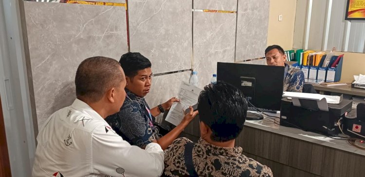 Korban saat melapor ke SPKT Polrestabes Palembang. (ist/rmolsumsel.id)
