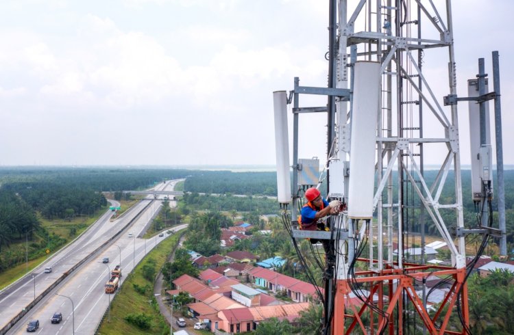 Petugas XL tengah melakukan pengawasan jaringan/ist