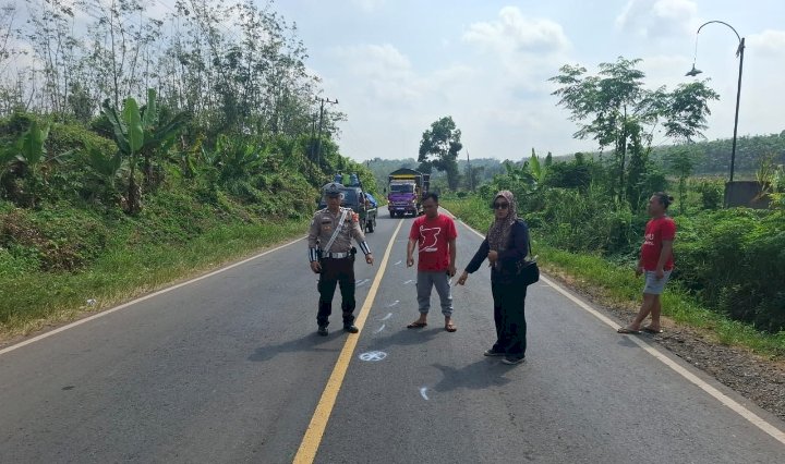 Polisi melakukan olah TKP di lapangan pasca kejadian kecelakaan maut. (ist/rmolsumsel.id) 