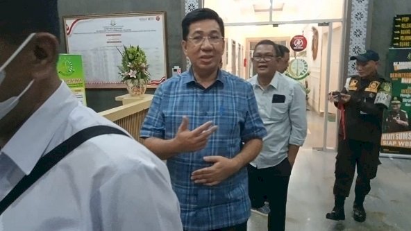  Basyaruddin Akhmad didampingi pengacaranya usai diperiksa Kejati Sumsel terkait dugaan kasus korupsi Pasar Cinde yang pembangunannya mangkrak/ist