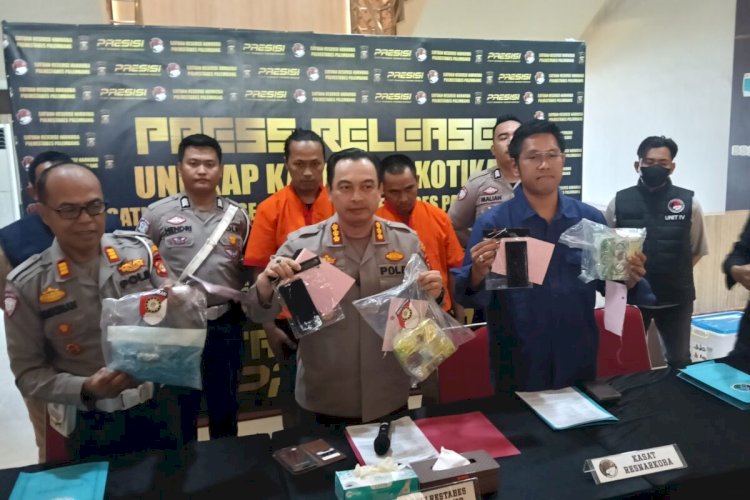 Kapolrestabes Kombes Pol Haryo Sugihartono menunjukkan barang bukti dalam press rilis/ist