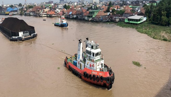 Proses pemanduan kapal tongkang batu bara di Sungai Musi/ist