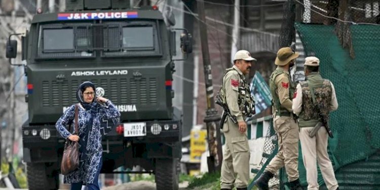 Polisi India sedang berjaga di wilayah Srinagar, Jammu dan Kashmir/AFP