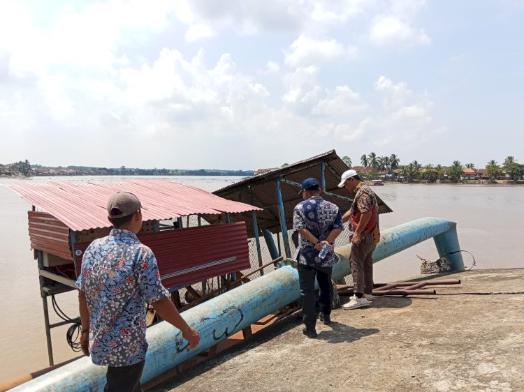 Bangunan rumah pompa yang berdiri di tepi sungai nyaris amblas akibat abrasi/ist