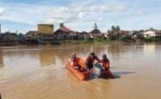 Tim Basarnas melakukan pencarian di Sungai Rawas/repro