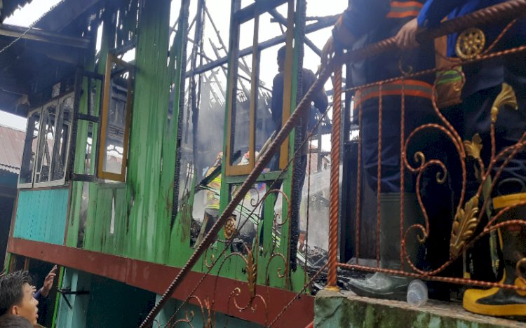 Petugas Damkar kota Palembang saat berjibaku memadamkan api /Foto: Fauzi