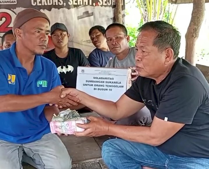 Pemberian bantuan kepada korban tenggelam Sungai Rawas. (ist/rmolsumsel.id) 