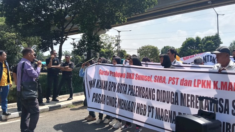 Puluhan massa dari tiga organisasi masyarakat saat melakukan unjuk rasa di Kejati Sumsel. (denny pratama/rmolsumsel.id) 