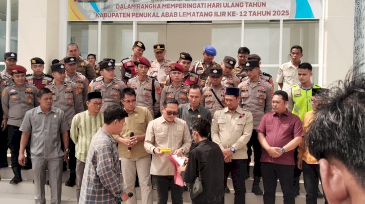 Wakil Ketua DPRD PALI, Firdaus Hasbullah saat  menerima perwakilan demonstran. (ist/rmolsumsel.id) 
