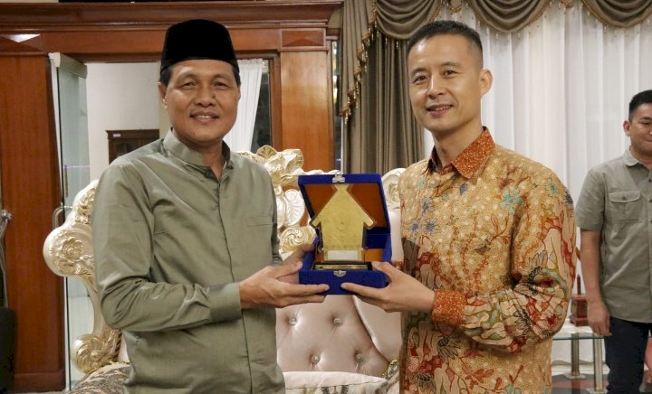 Bupati saat menerima kunjungan audiensi dari jajaran managemen PLTU Sumsel-8 yang dihadiri langsung Direktur Utama PT HBAP Mr Gu Qiucheng di Balai Agung Serasan Sekundang/ist