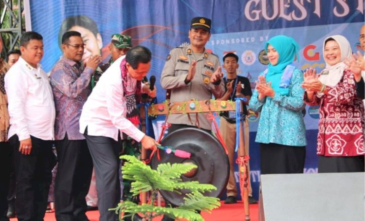 Bupati Muara Enim Edson saat membuka SMANSA Cup. (ist/rmolsumsel.id)