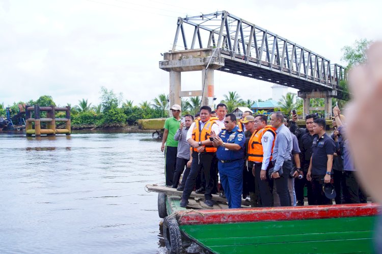 Gubernur Sumsel Herman Deru saat meninjau Jembatan P6 Sungai Lalan. (ist/rmolsumsel.id) 