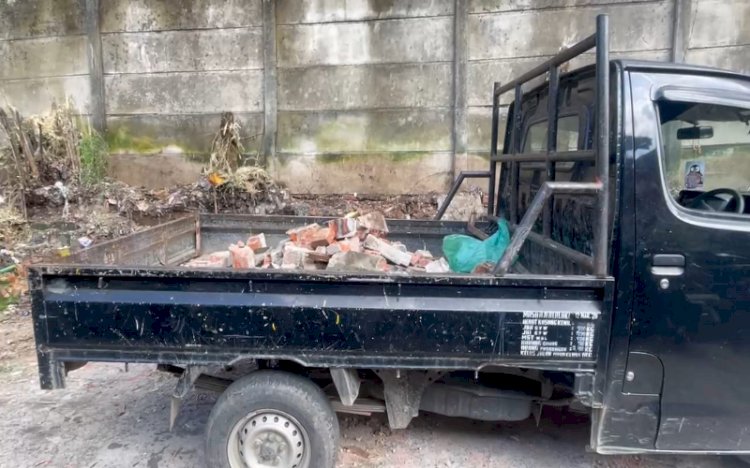 puing-puing pagarPTC Mall dibersihkan/ist