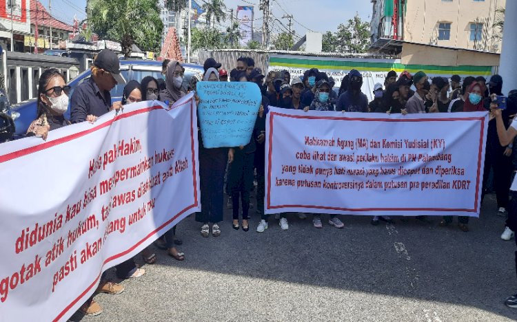 Aksi damai dan solidaritas Gerakan Tuntutan Rakyat kota Palembang di Pengadilan Tinggi Palembang/Foto: Fauzi