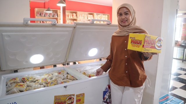 Pemilik Pempek Hudi, Ulan menunjukan produknya/ist