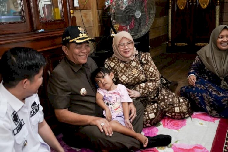 Bupati Muba, Toha saat mengunjungi Afifah, bocah penderita penyakit jantung bocor.  (ist/rmolsumsel.id) 