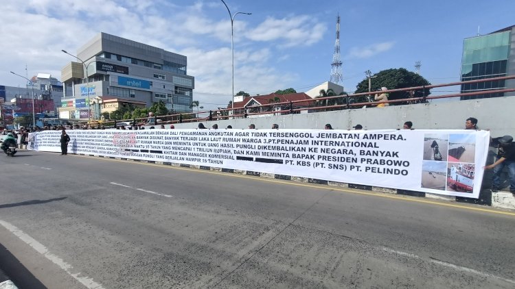 Spanduk sepanjang 150 meter yang dibentangkan oleh massa dari Garda Prabowo Sumsel. (ist/rmolsumsel.id) 