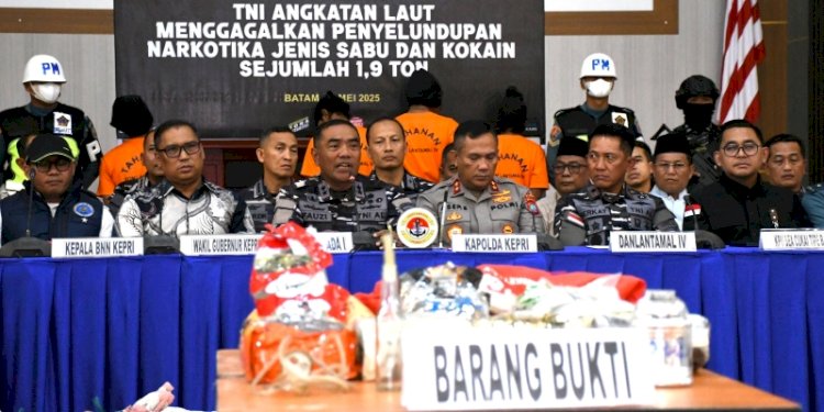 TNI Angkatan Laut dari satuan Tim Fleet One Quick Response (F1QR) Lanal Tanjung Balai Karimun (TBK) berhasil menggagalkan penyelundupan narkoba jenis sabu seberat 705 Kg dan kokain seberat 1.200 Kg senilai Rp.7,057 triliun yang dimuat menggunakan Kapal Ikan Asing/ist