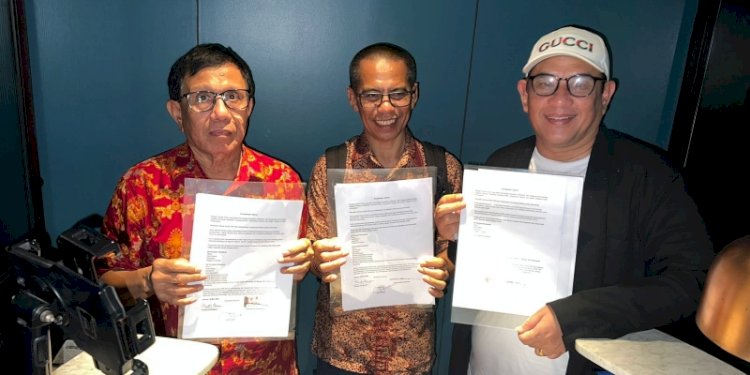 Ketua Umum PWI hasil Kongres Bandung, Hendry Ch Bangun (kiri) dan Ketua Umum PWI hasil KLB Zulmansyah Sekedang (kanan) serta anggota Dewan Pers Dahlan Dahi berfoto bersama sesuai penandatanganan Kesepakatan Jakarta, Jumat 16 Mei 2025/Ist