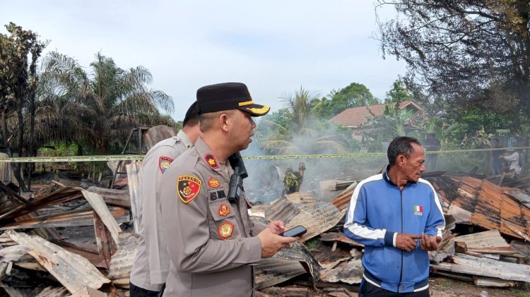  Puing puing rumah sekaligus tempat pengepul barang rongsokan di Jalan Noerdin Panji usai terbakar. (Fauzi/RMOLSumsel.id)