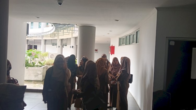 Puluhan guru yang mewakili 460 guru Prajabatan (Prajab) Pegawai Pemerintah dengan Perjanjian Kerja (P3K) mendatangi Kantor DPRD Kota Palembang/Foto: Denny Pratama