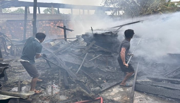 Puing-puing bangunan rata dengan tanah akibat kebakaran hebat/ist
