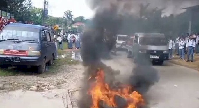 Pelajar SMA Negeri Surulangun gelar aksi demo dengan bakar ban/repro