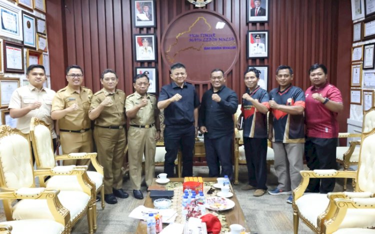 Bupati OKU Timur Ir H Lanosin MT MM menerima audiensi jajaran Ikatan Pencak Silat Indonesia (IPSI) OKU Timur di ruang kerjanya/ist