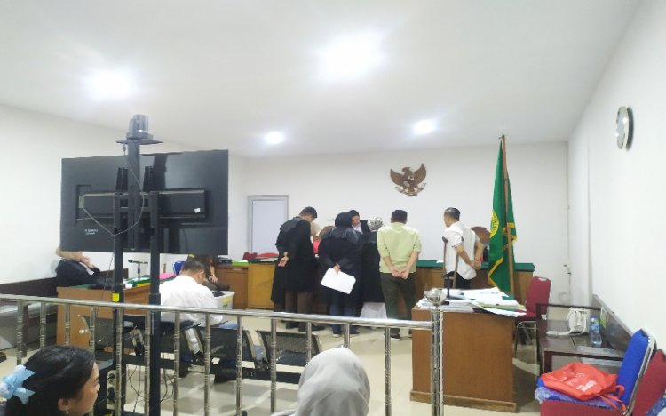 Suasana sidang saat JPU memperlihatkan barang bukti hasil sitaan dari hasil OTT mantan Kadisnakertrans/Foto: Yosep