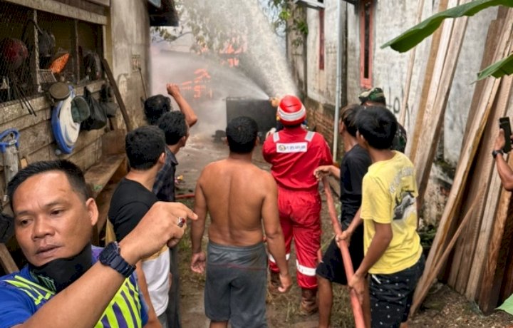 Tim pemadam bersama warga saat memadakan kebakaran hebat melanda sebuah rumah di Kelurahan Mangun Jaya/ist