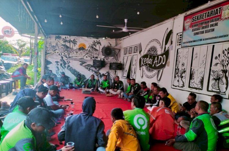 Aliansi Ojol Palembang Bersinergi saat menggelar rapat persiapan aksi di Sekretariat DPD Asosiasi Driver Online (ADO) Sumatera Selatan/ist