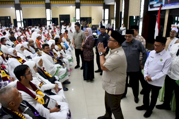 Wakil Kepala Badan Penyelenggara Haji (BP Haji) RI, H. Dahnil Anzar Simanjuntak saat melepas keberangkatan jemaah kloter 14 Embarkasi Palembang. (ist/rmolsumsel.id)