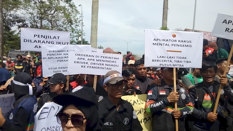 Aksi unjuk rasa pengemudi ojol Palembang di DPRD Sumsel. (ist/rmolsumsel.id) 