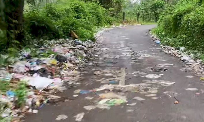Tumpukan sampah berserakan sampai ke jalan di Lorong Sawah, Kecamatan Tebing Tinggi, Empat Lawang/ist
