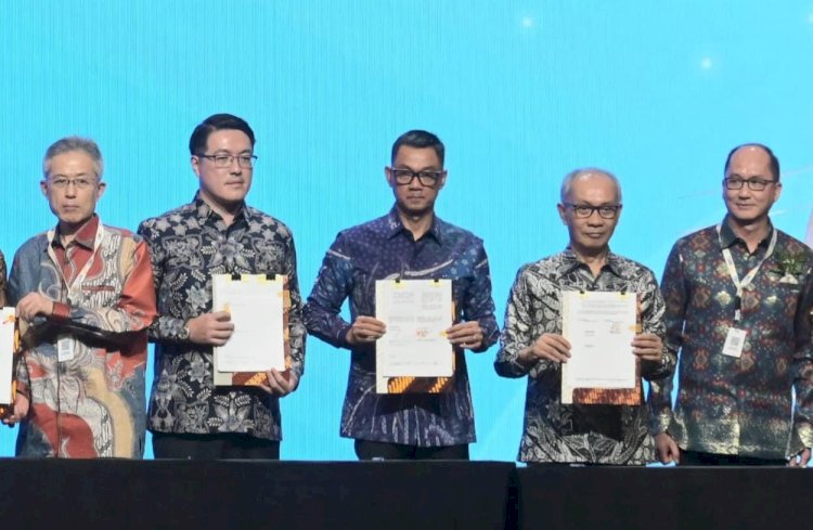 Penandatanganan lima kerja sama strategis dalam ajang The 49th Indonesia Petroleum Association Convention and Exhibition/ist