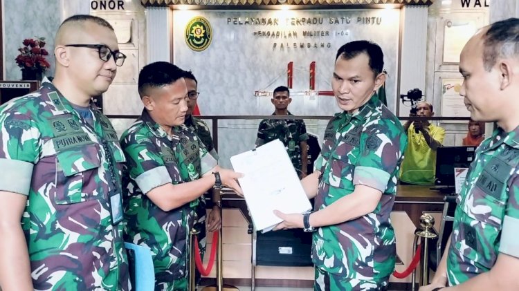Ketua Pengadilan Militer I-04 Palembang menerima berkas perkara penembakan tiga anggota Polres Way Kanan dari Oditurat Militer I-05 Palembang/Foto: Fauzi