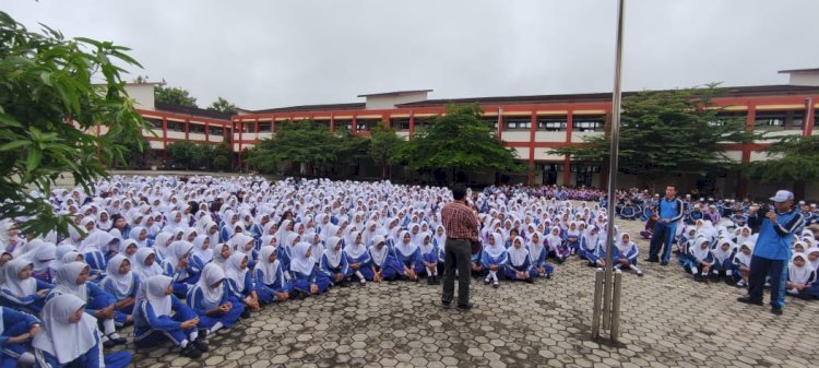 Direktur UT Palembang, Drs Tair Abunaim, M.Si saat sosialisasi program beasiswa di sekolah/ist