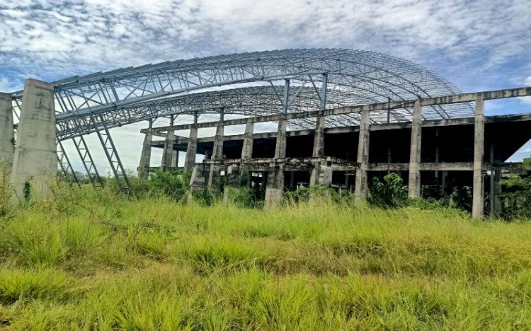 Bangunan GSC Martapura yang mangkrak telah ditutupi semak belukar/Foto: Amizon