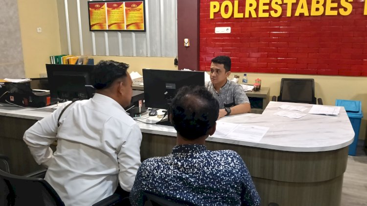 RH saat melaporkan istrinya ke Polrestabes Palembang/Foto: Denny