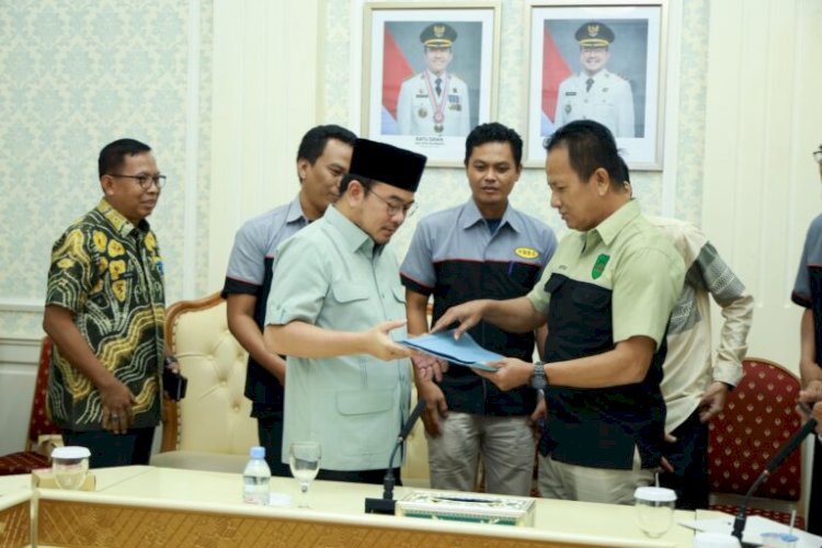 Wakil Wali Kota Palembang, Prima Salam, menerima audiensi General Manager DAMRI Cabang Palembang beserta jajaran di Ruang Rapat II Setda Kota Palembang/ist