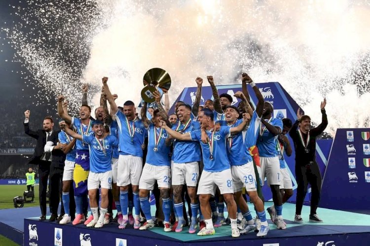 Napoli angkat trophy juara Seria A/net