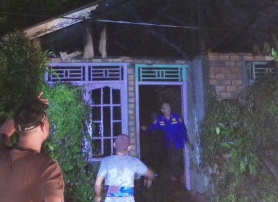 Sebuah rumah kosong yang terletak di Kelurahan Tanjung Kupang, Kecamatan Tebing Tinggi, Kabupaten Empat Lawang, Sumatera Selatan, hangus dilalap si jago merah pada Jumat malam (23/5/2025). (Handout)