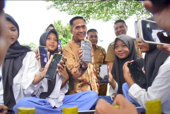 Wali Kota Palembang Ratu Dewa resmi meluncurkan 50 titik WiFi gratis. (ist/rmolsumsel.id)