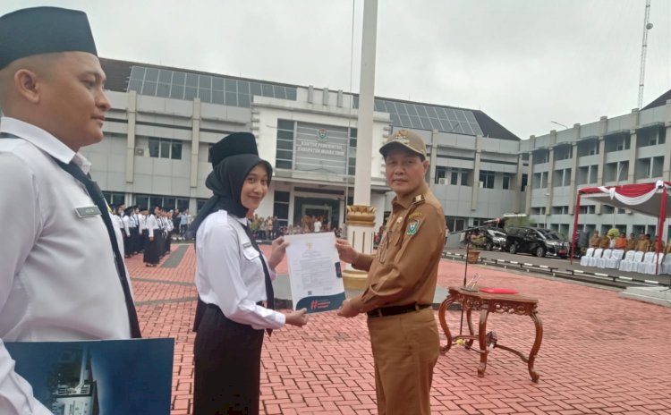 Bupati Muara Enim menyerahkan SK kepada CPNS secara simbolis/ist